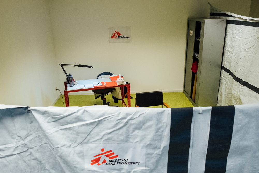 De consultatieruimte van Artsen Zonder Grenzen op de vorige locatie van de Humanitaire Hub, waar mentale gezondheidszorg werd aangeboden . © Bruno de Cock/AZG