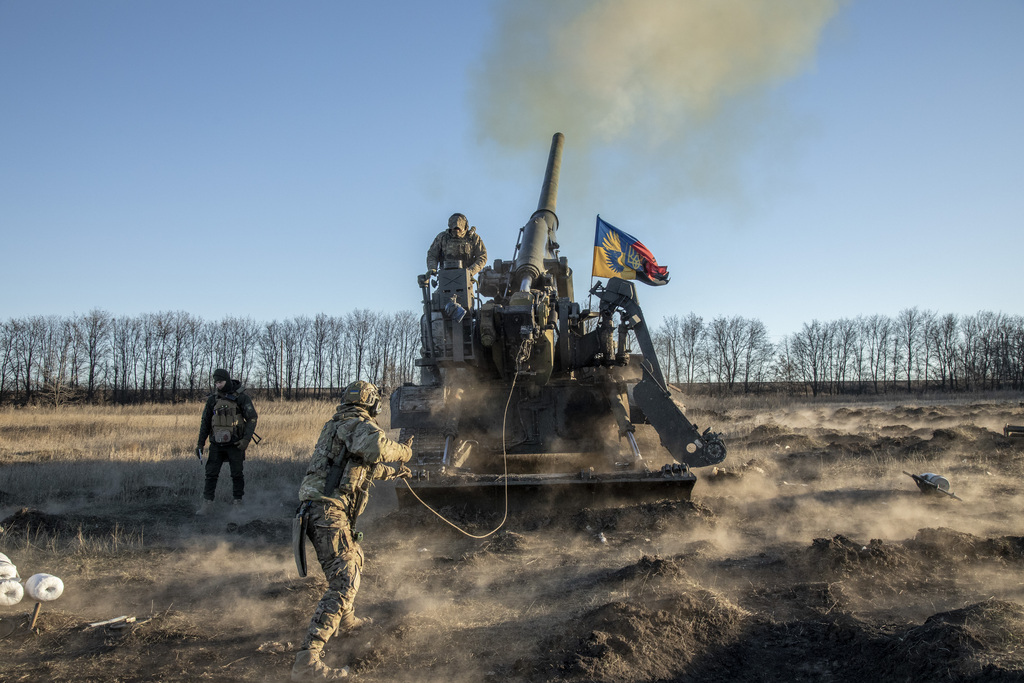 DONBAS, UKRAINE - DECEMBER 05: Ukrainian servicemen fire artillery shells at the frontline of Donbas, Ukraine on December 05, 2022. / Narciso Contreras