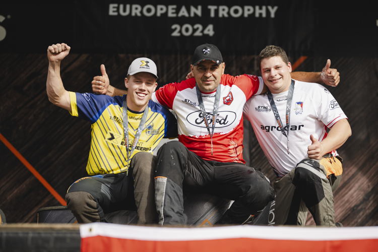 Les médaillés sur le podium, menés par le Polonais Michał Dubicki, célèbrent leur succès lors du European Trophy 2024.