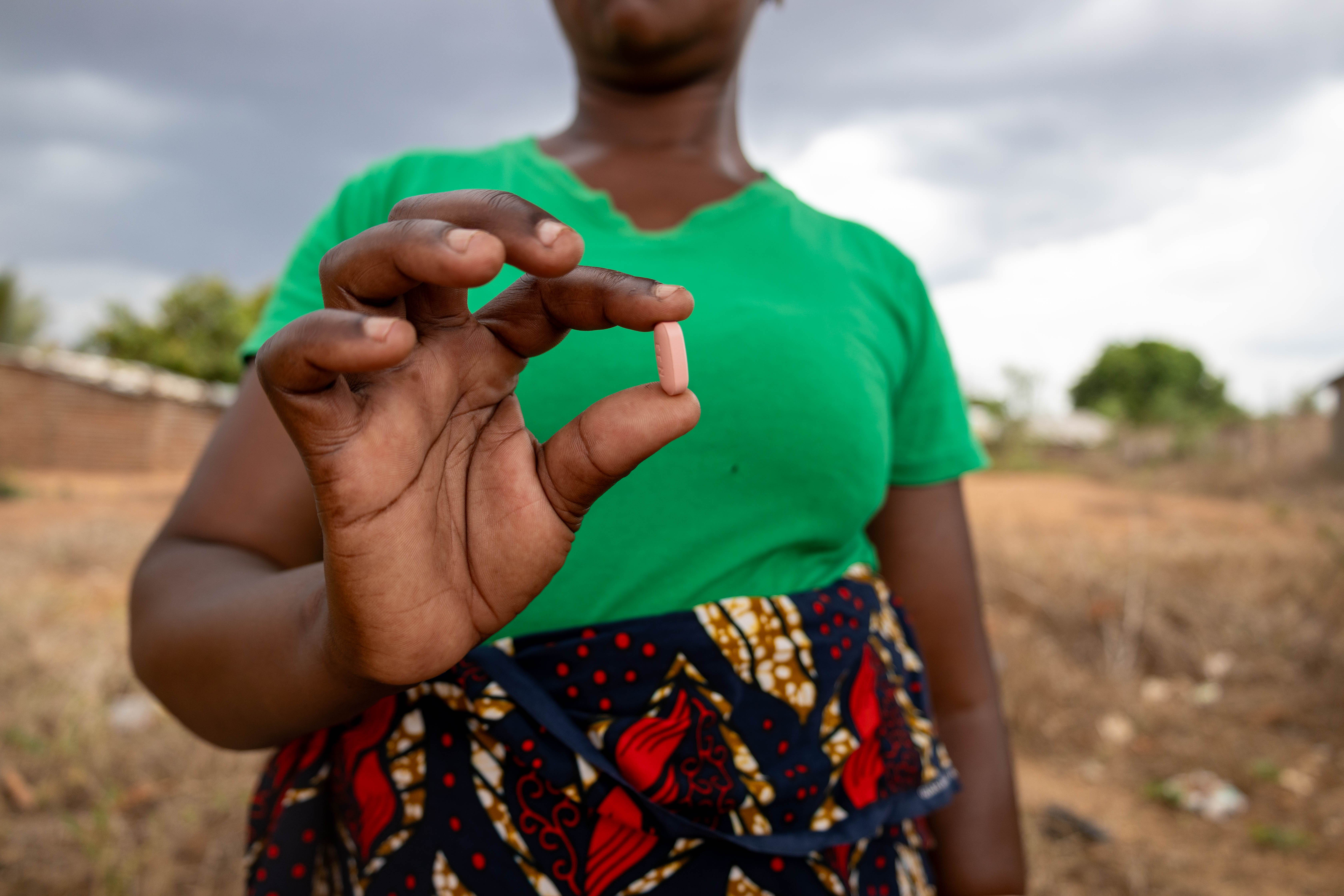 Paciente de MSF muestra su tratamiento antirretroviral en Macomia, Mozambique. ​ MARTIM GRAY PEREIRA/MSF.