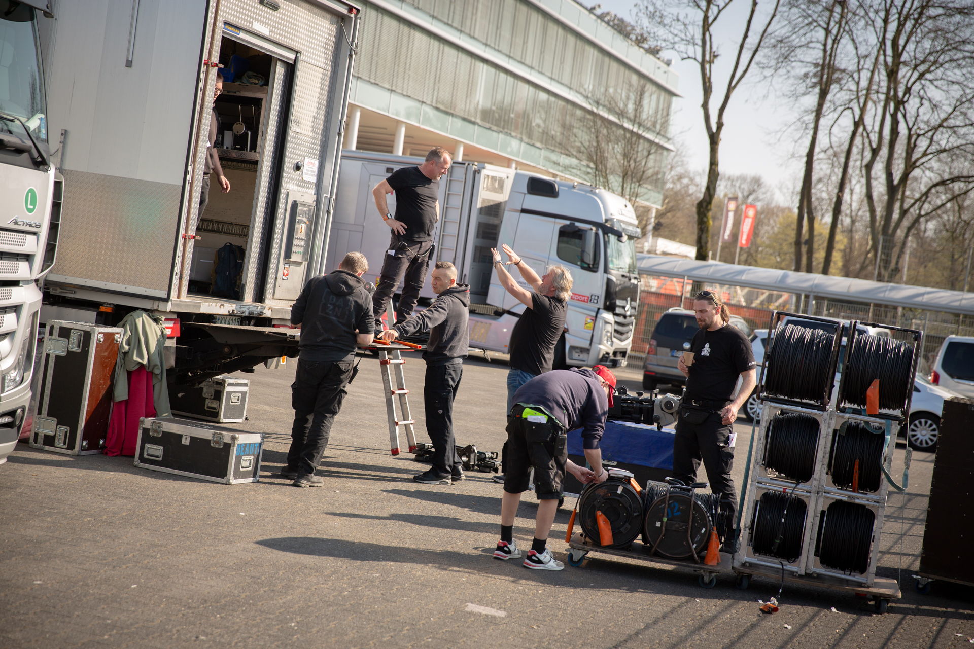 Le jour de la diffusion, le travail commence environ six heures et demie avant le coup d'envoi. On voit ici l'équipement transporté dans le stade sur un chariot.
