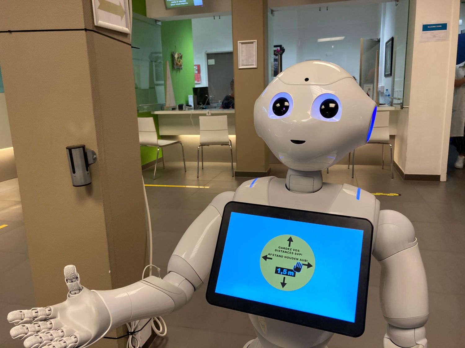 Sociale robot Pepper herinnert patiënten aan de afspraken die ze in het UZ Brussel moeten naleven om samen te zorgen voor een veilige ziekenhuisomgeving