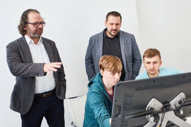 At a workshop in the ŠKODA Design department in Mladá
Boleslav, the participants met ŠKODA Head Designer
Oliver Stefani and put their first ideas down on paper with
him and his team.
