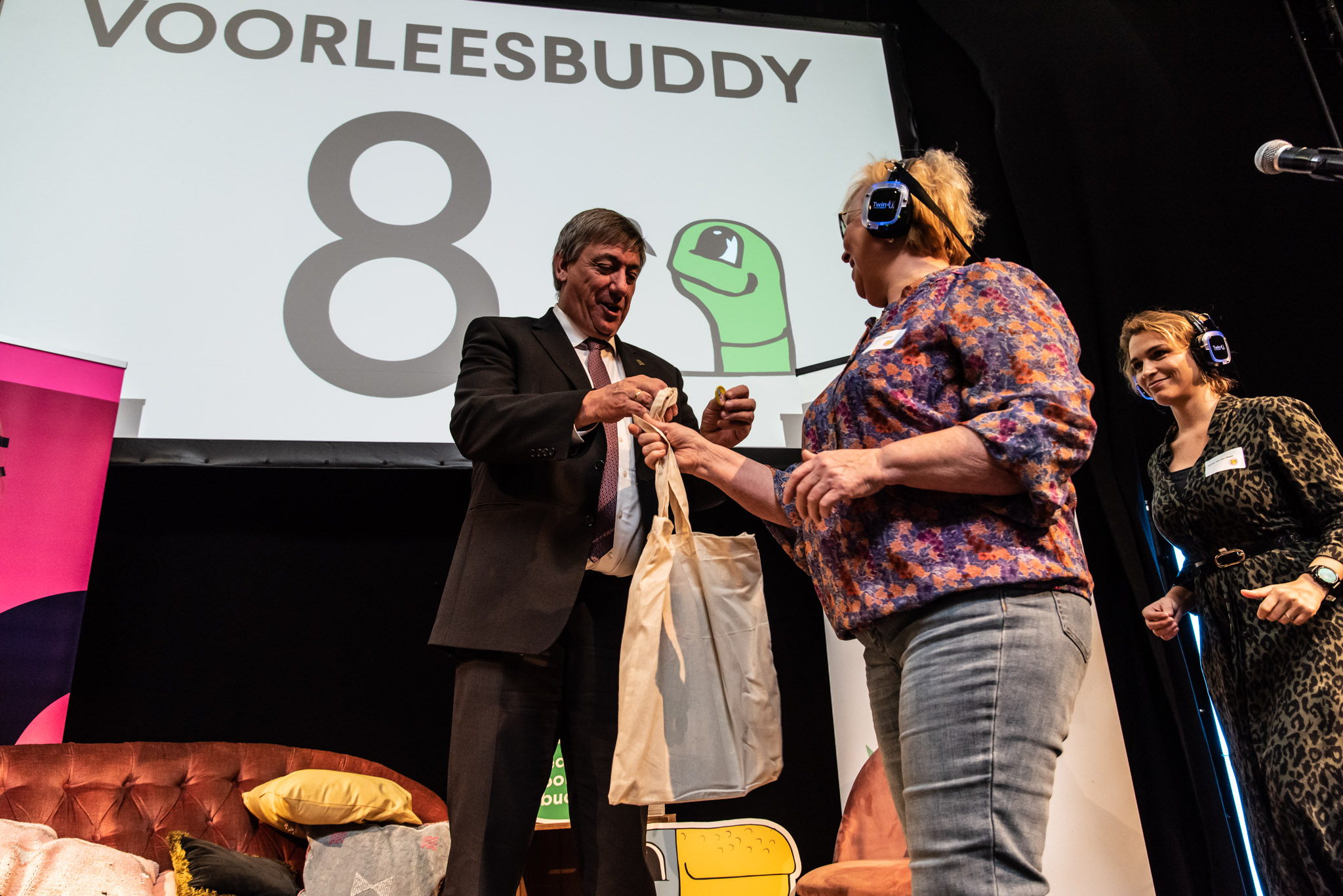 Minister Jan Jambon bedankte de eerste 25 voorleesbuddy's Minister Jan Jambon bedankte de eerste 25 voorleesbuddy's