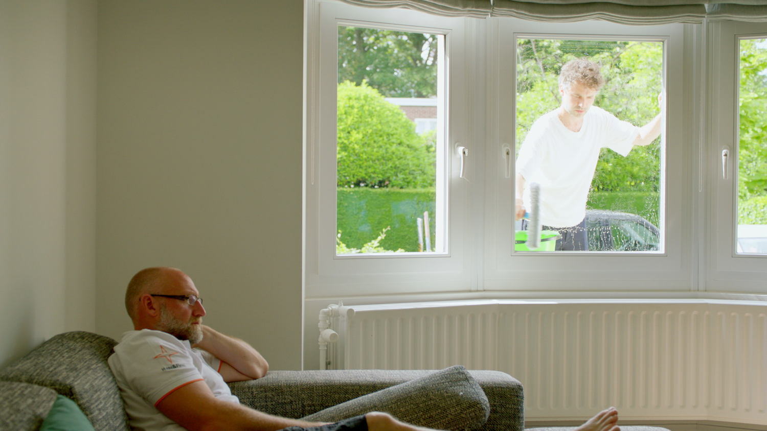 Jan zit en Thomas werkt