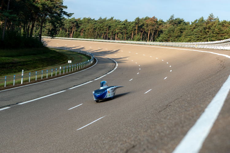 De Belgische zonnewagen op de testbanen van Ford in Lommel.