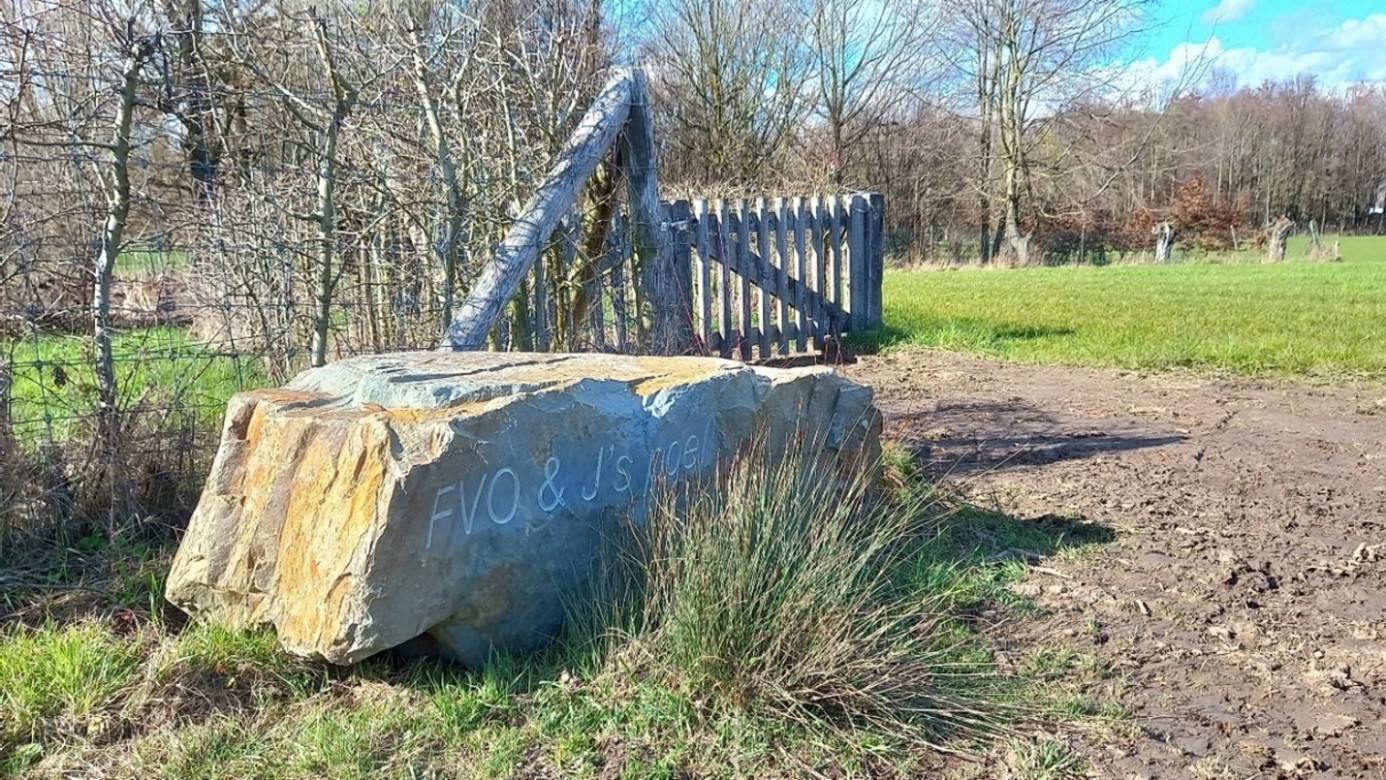 Gedenksteen voor de gebroeders Van Overstraeten