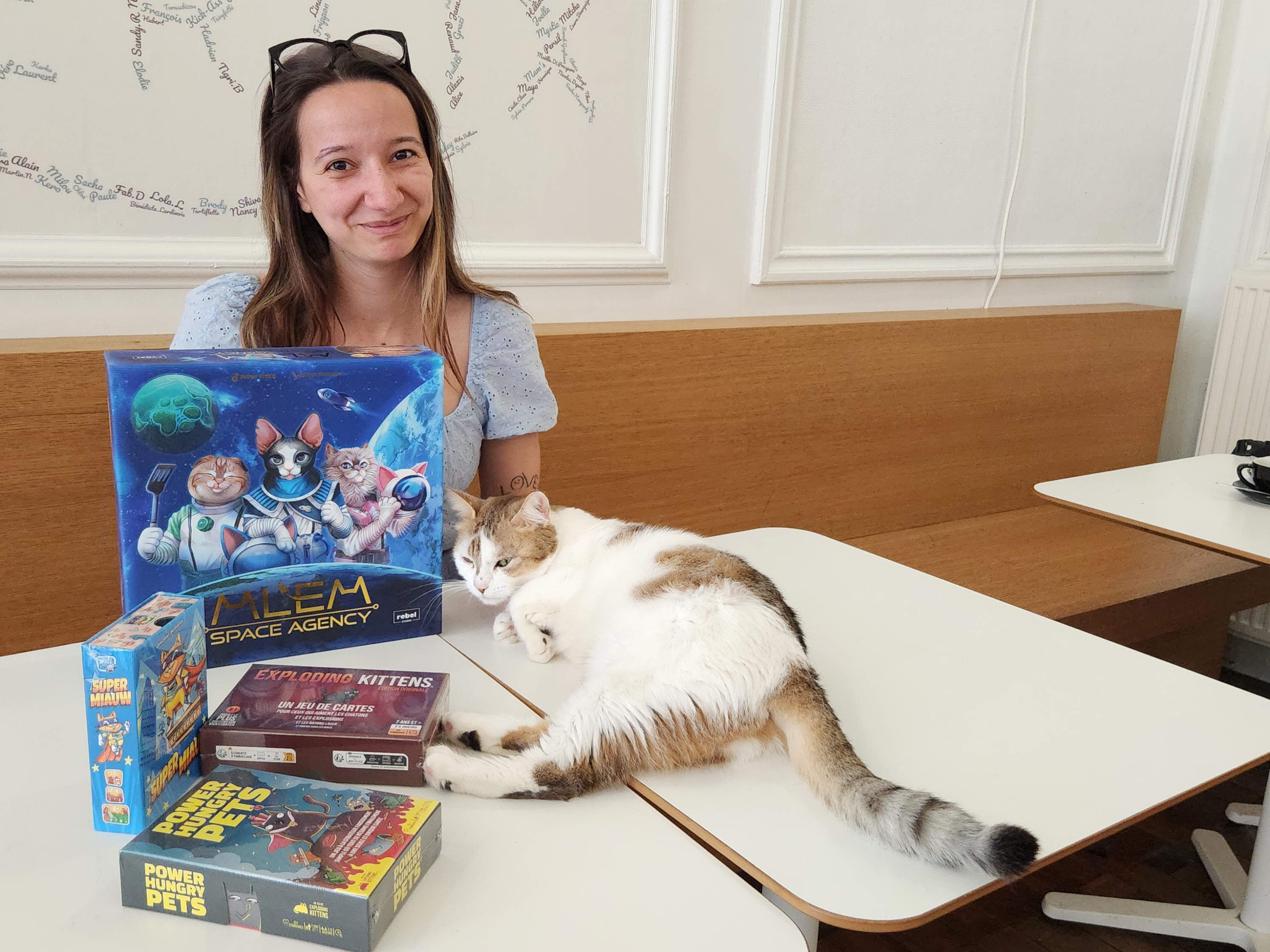 Communiqué de presse - Le 8 août, pour la Journée mondiale des Chats, 32 amoureux des chats jouent à des ‘jeux de chat’ dans le bar à chats ‘Merlix’ à Liège