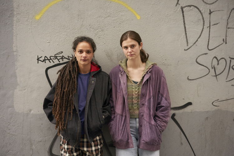 Bobbi (Sasha Lane) en Frances (Alison Oliver)