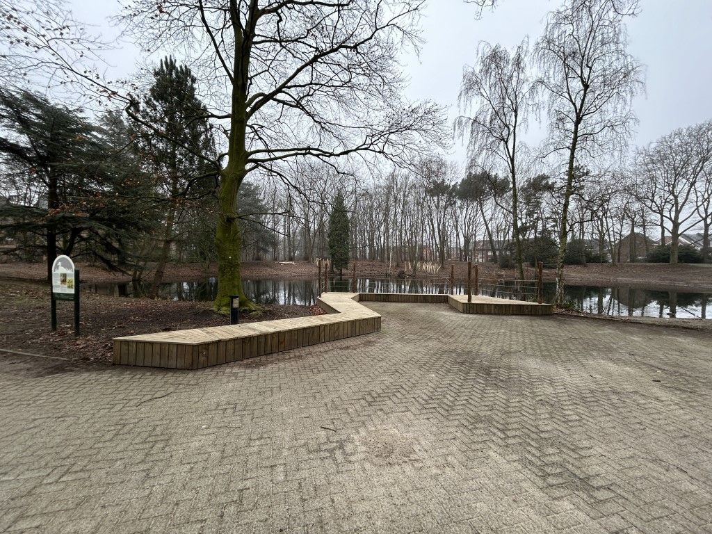De heraangelegde vijver.