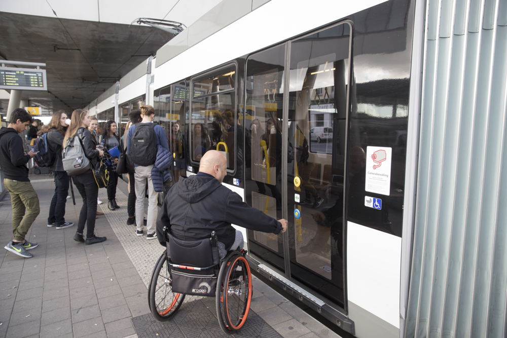 Rolstoelgebruikers moeten op 5 lijnen niet meer reserveren. (foto: Stefaan Van Hul) Rolstoelgebruikers moeten op 5 lijnen niet meer reserveren. (foto: Stefaan Van Hul)