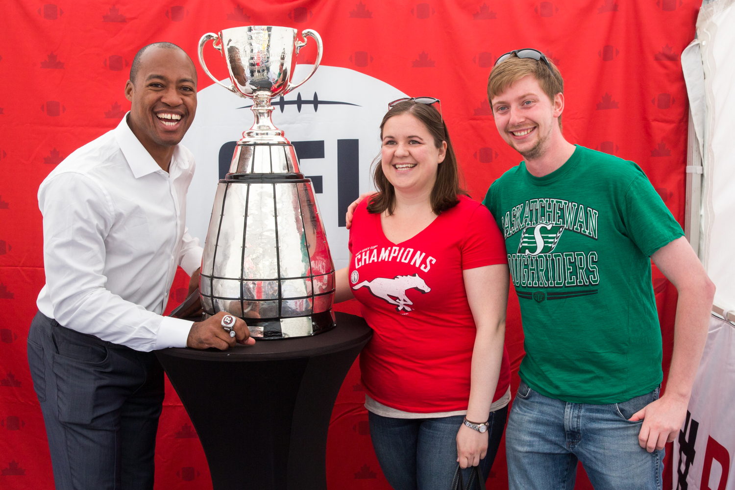 Henry Burris en compagnie de deux partisans de la LCF et de la Coupe Grey. Crédit photo : Jim Ross / LCF.