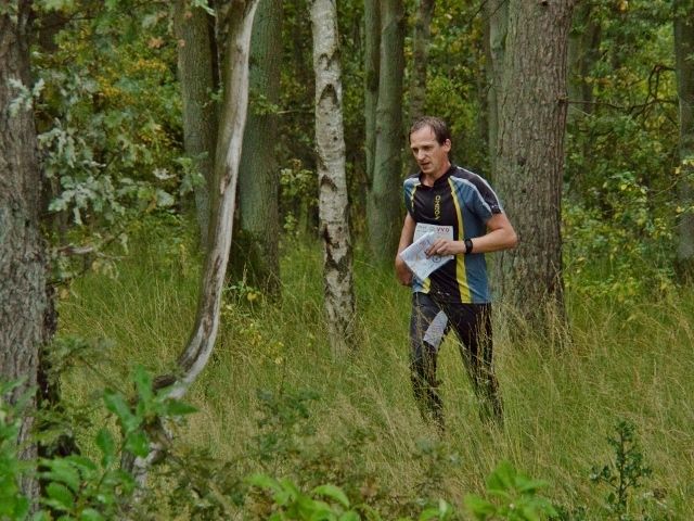 Wouter van Muysen doet aan oriëntatielopen in de mooie natuurgebieden van België (en daarbuiten): “Met enkel kaart en kompas je weg zoeken langsheen een aantal checkpoints in een – bij voorkeur onbekend – stukje bos van een paar 100 ha.  Ideaal om jezelf ‘even van de wereld’ te lopen.”