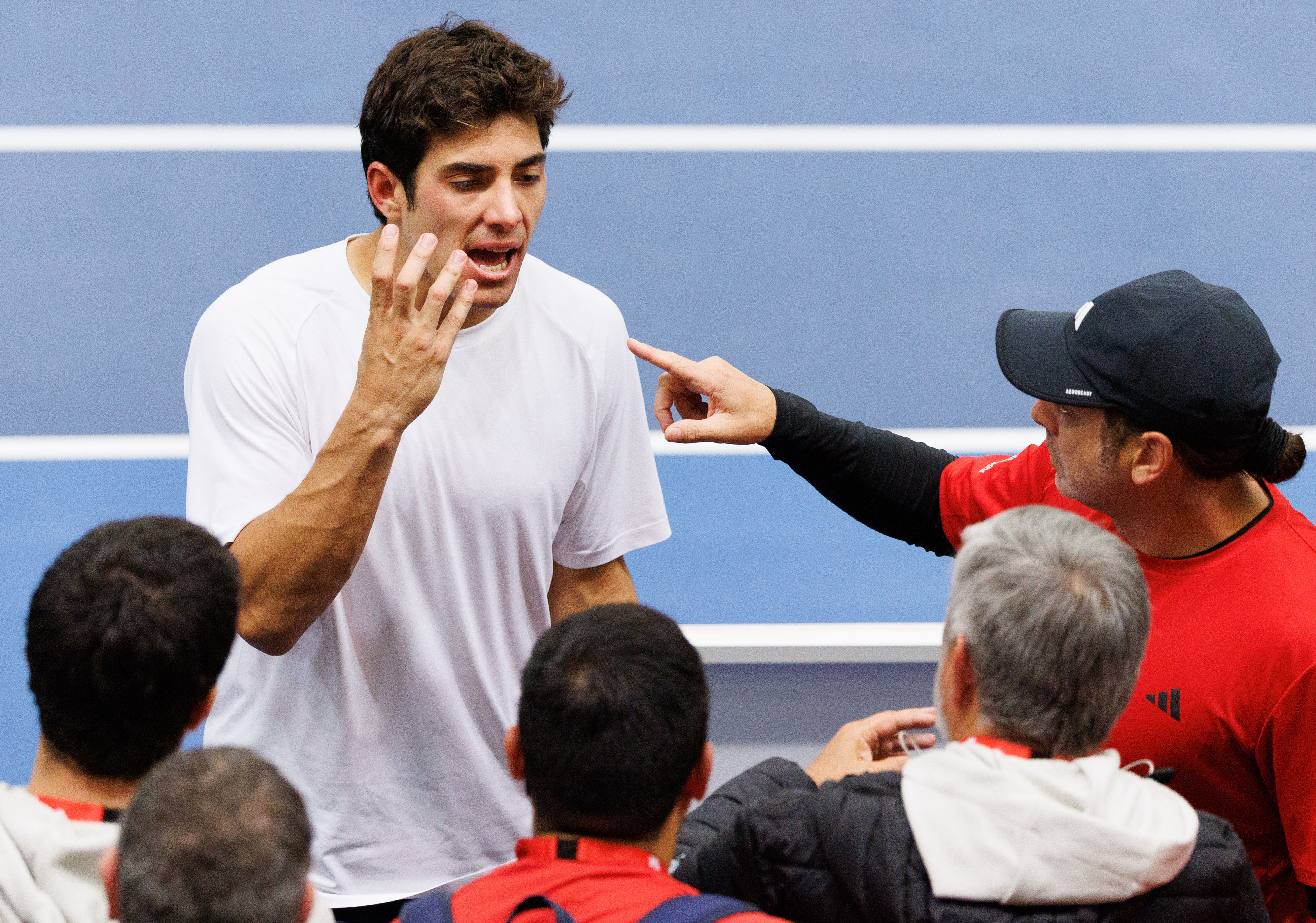 Cristian Garin in a discussion with his team after the collision. © BELGA PHOTO BENOIT DOPPAGNE