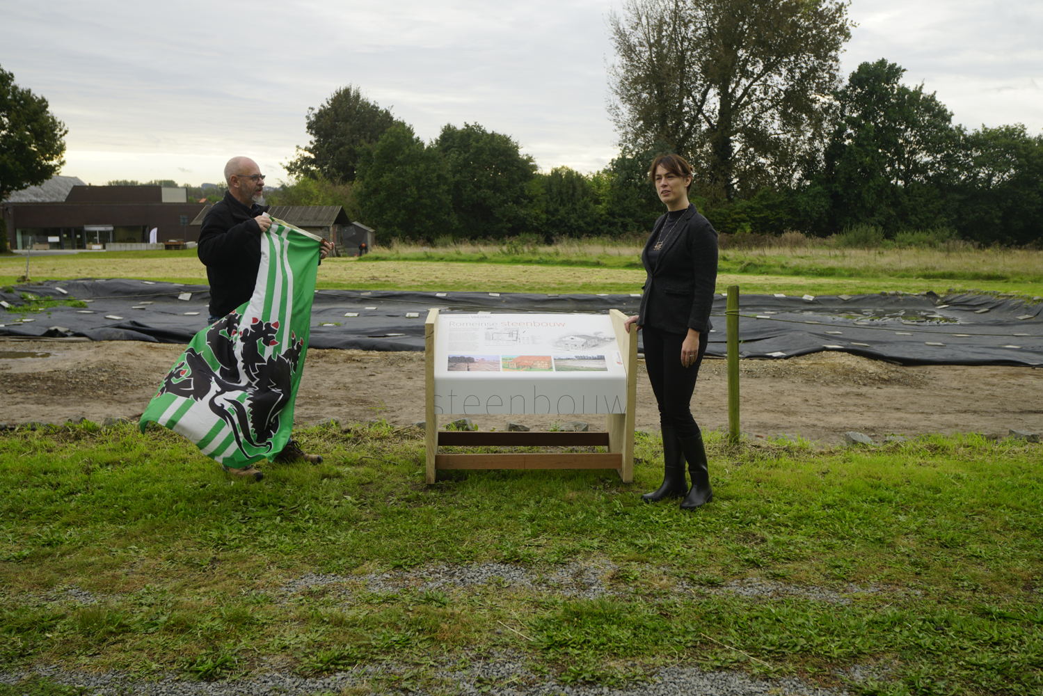 Gedeputeerde An Vervliet, bevoegd voor Erfgoed en conservator Kurt Braeckman onthullen de eerste infotafel.