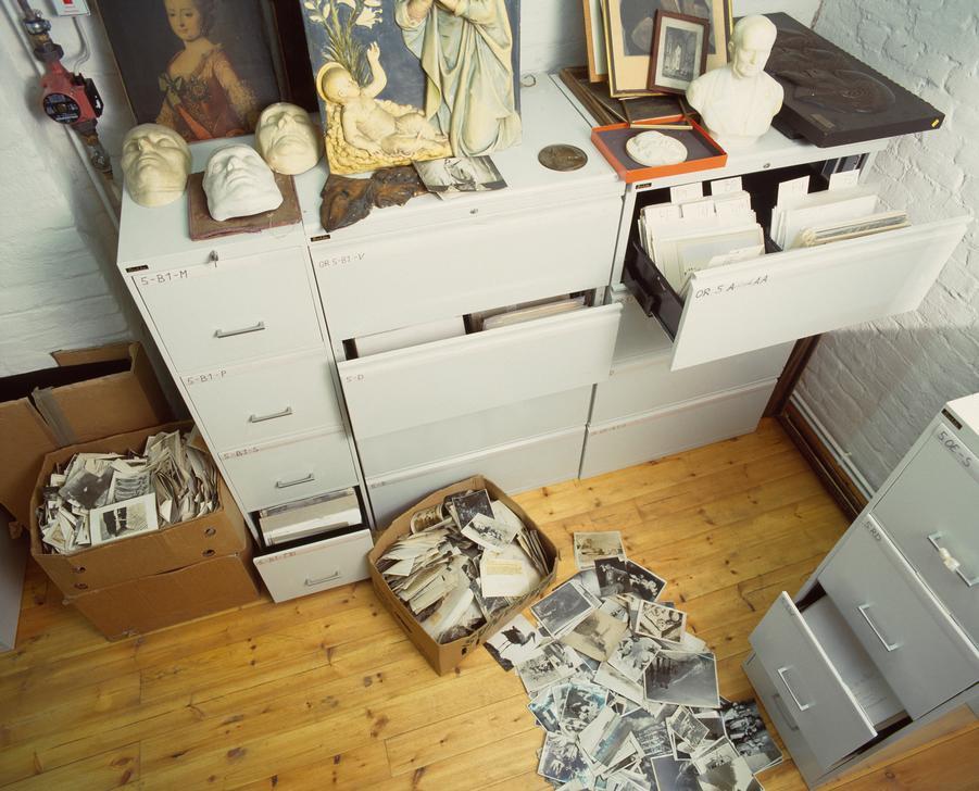 Un aperçu de ce qu'était une archive photographique en 1992 : armoires photos, tirages photographiques en passe d'être classés et objets d'art chez AKG à Berlin