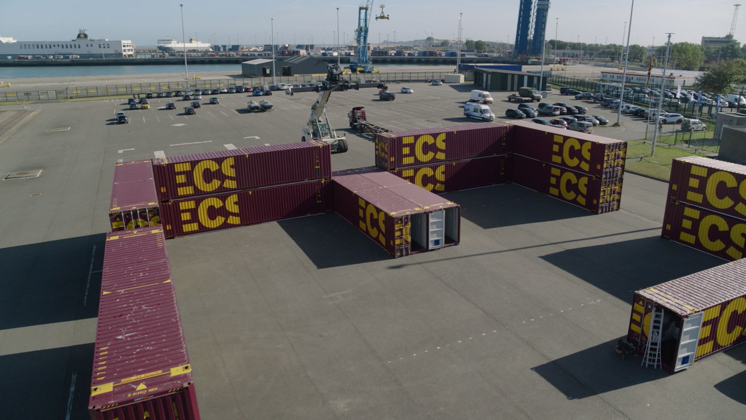 ECS levert 18 containers voor de bouw van een 'dronedorp'