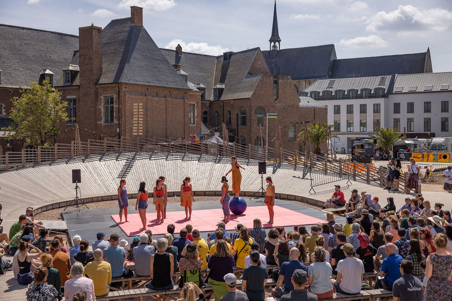 Velodroom en Romaanse Poort: epicentrum van Benedenstad op zondag op 12 juni