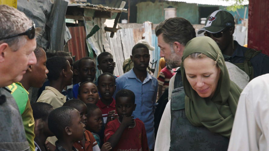 Rudi Vranckx, Geert Van Rampelberg en Katrien De Ruysscher in Somalië - (c) Warner Bros België