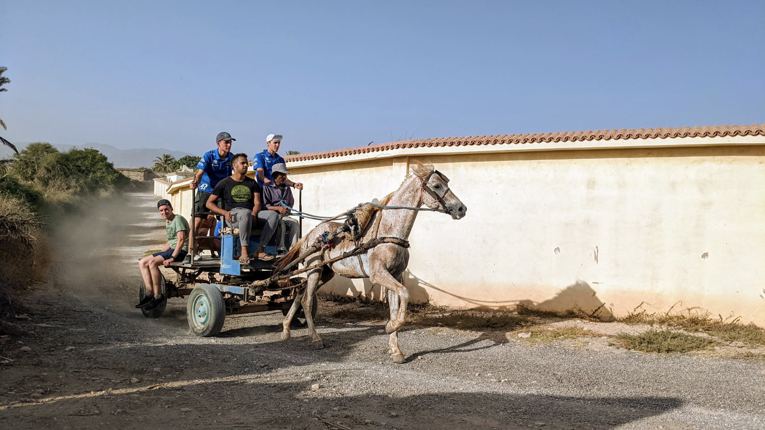 Met behulp vMet behulp van paard en kar werd het materiaal van de truck naar de werkplaats gebrachtan paard en kar werd het materiaal van de truck naar de werkplaats gebracht