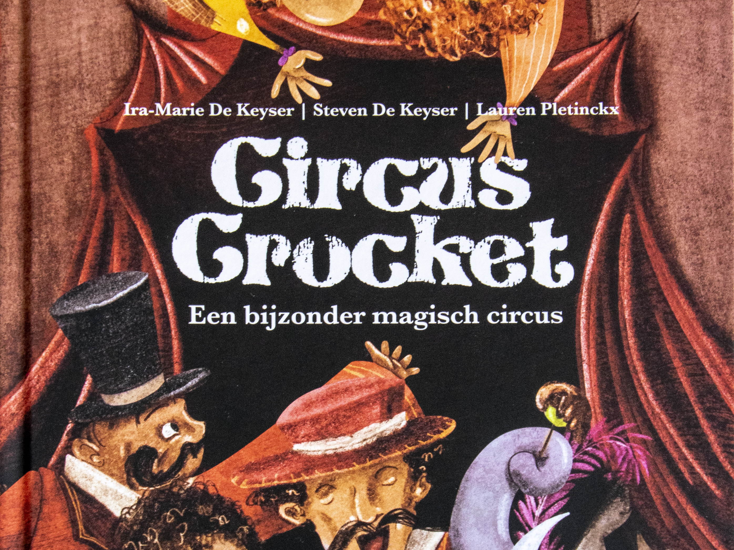 Antwerps vader-dochterduo De Keyser debuteert met magisch kinderboek “Circus Crocket”