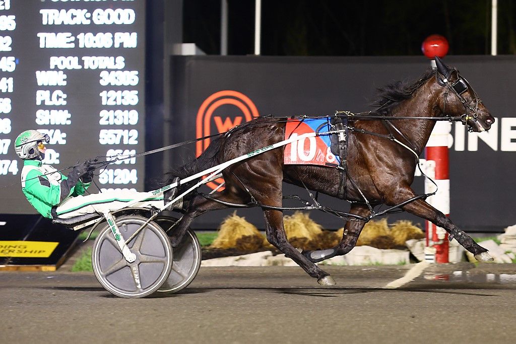 No Control and Tyler Jones winning the Ontario Sired Spring Series. (New Image Media)