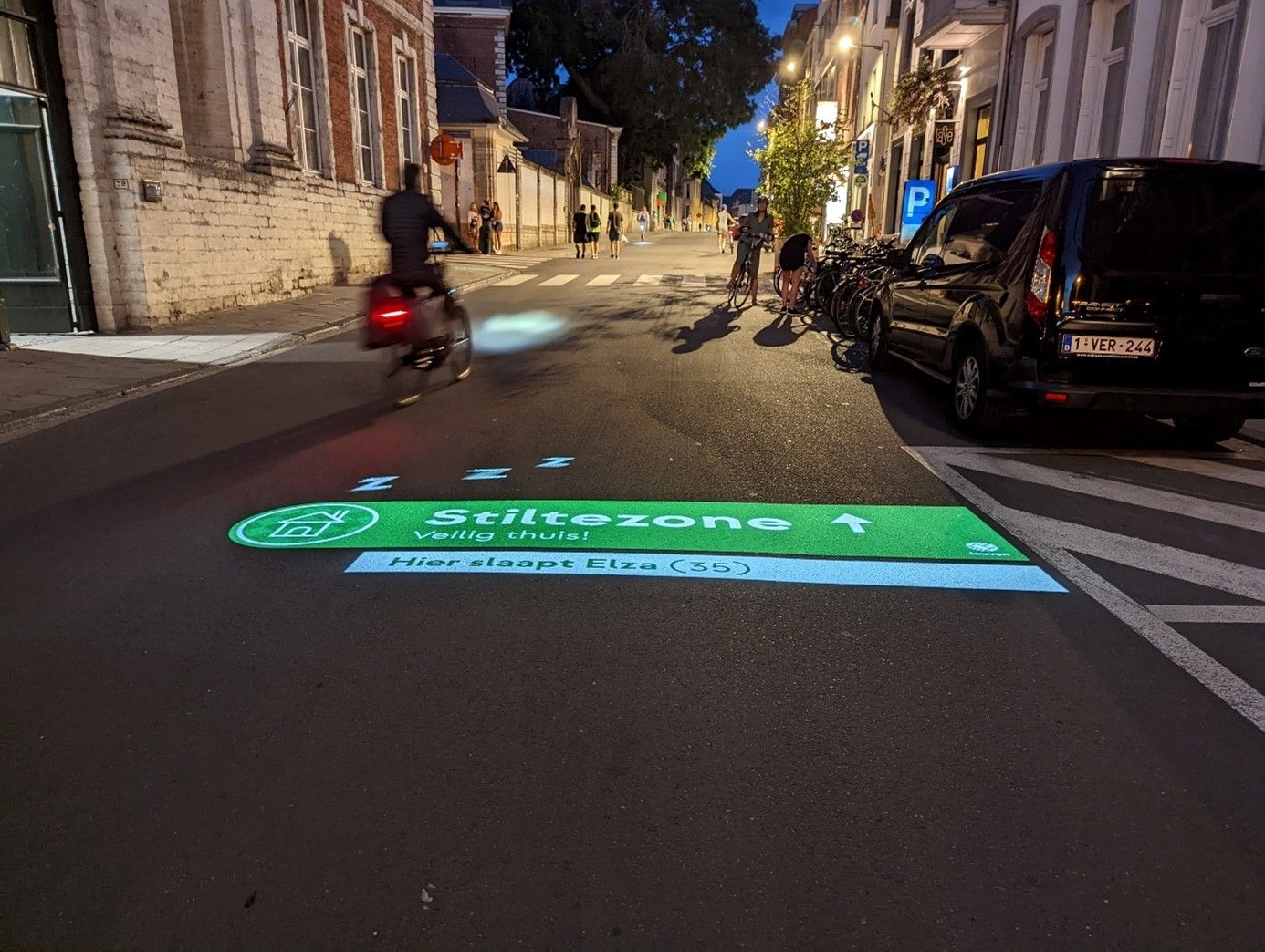 Een lichtprojectie maakte voorbijgangers duidelijk dat ze de feestzone verlieten en de stiltezone betraden