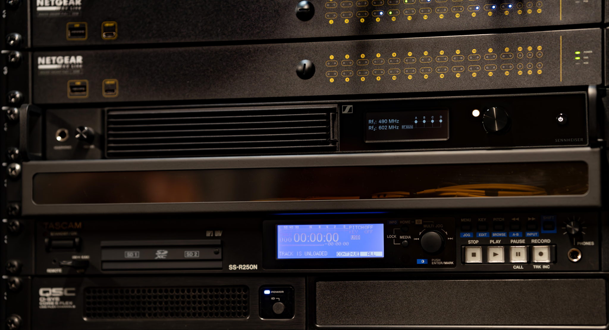 Occupying just one unit in the technical rack, the Spectera Base Station (in the middle) may look very compact, but it can handle up to 32 mic channels and 16 stereo IEMs. A classic narrowband system would have demanded much more space and would have had higher current consumption
(Photo credit: Olivier Allard)