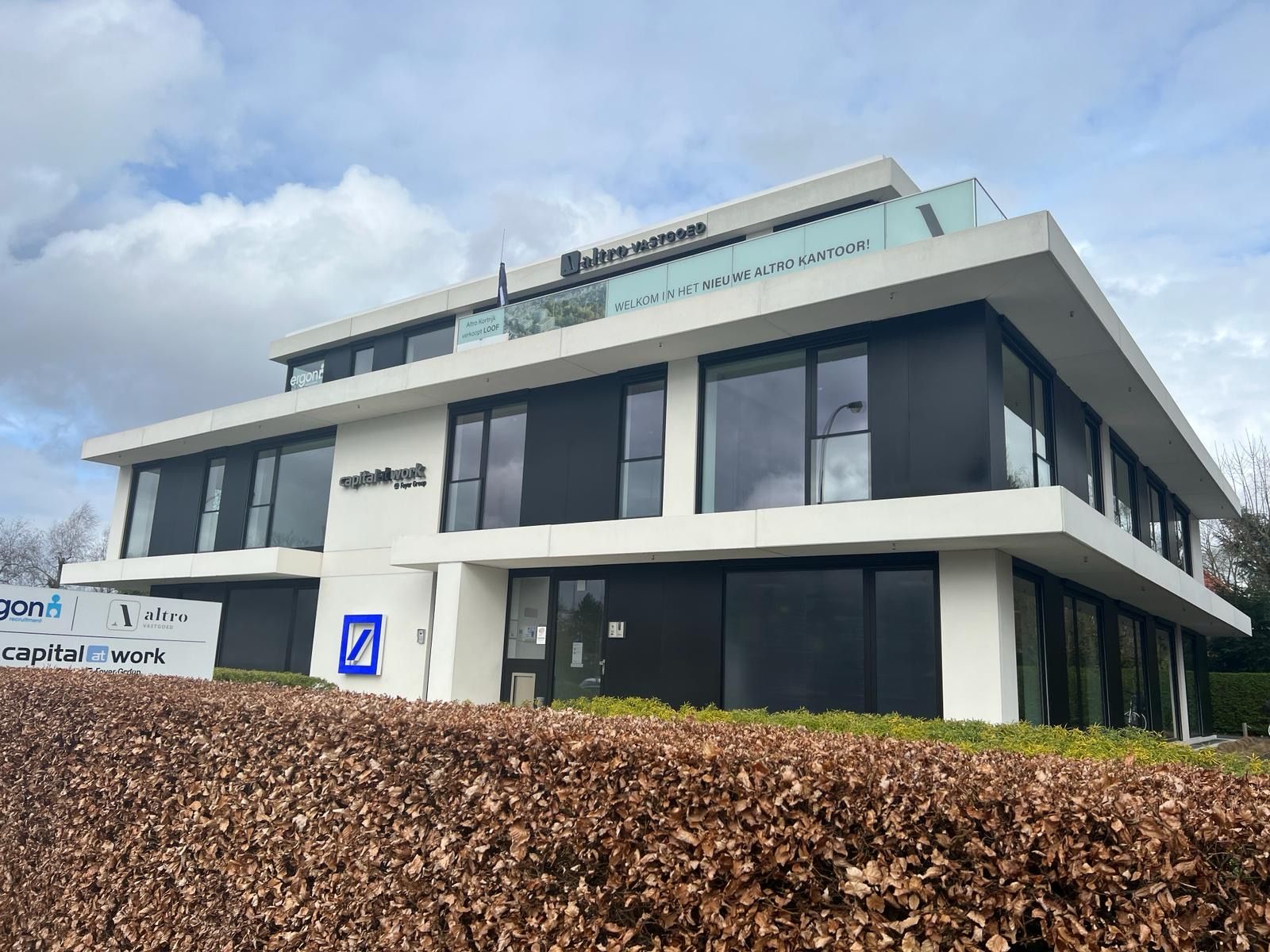 Het nieuwe kantoor ligt langs de Doorniksesteenweg in Kortrijk.