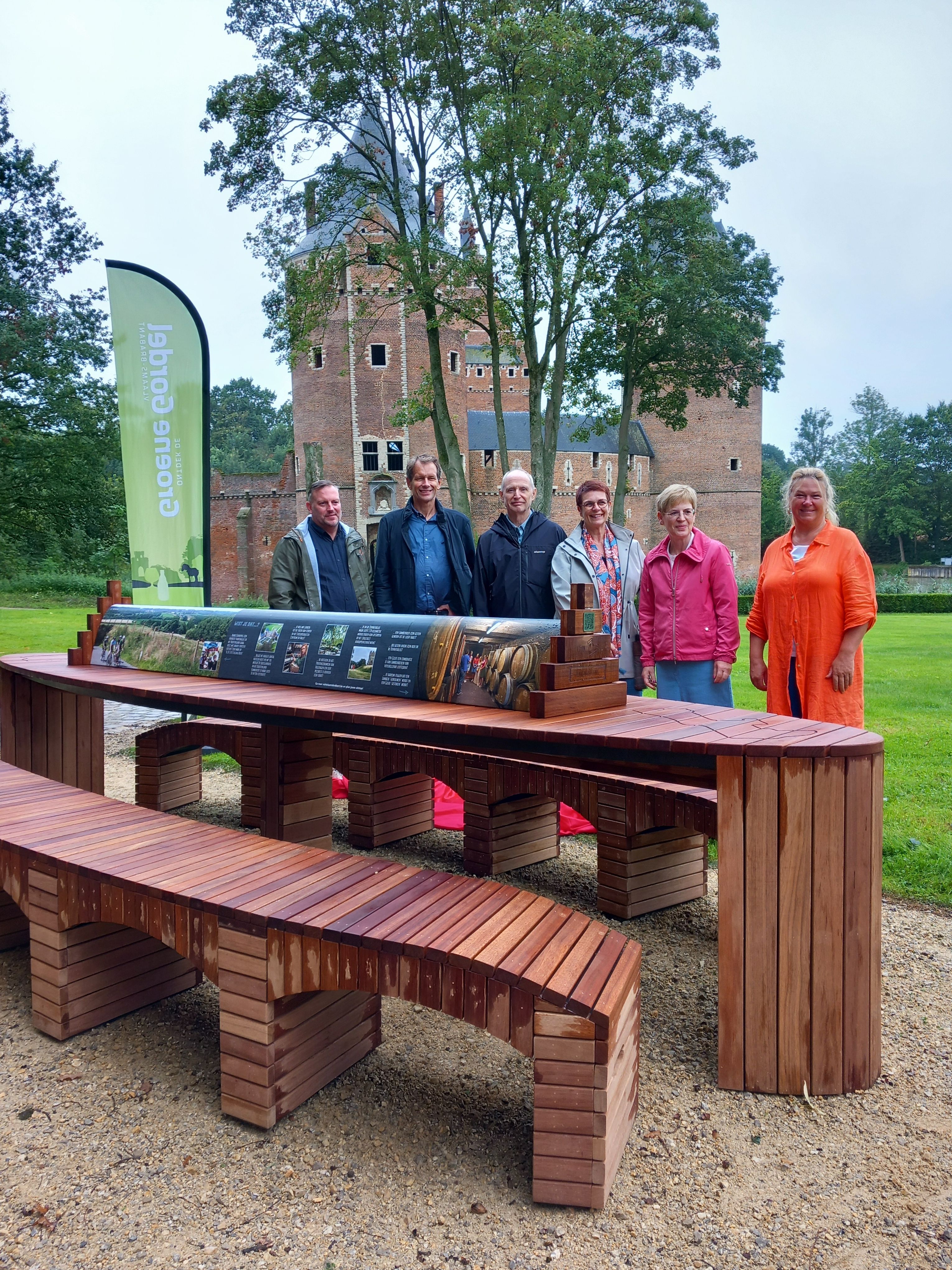 Aan het kasteel van Beersel vinden bezoekers een nieuwe picknicktafel met toeristische info.