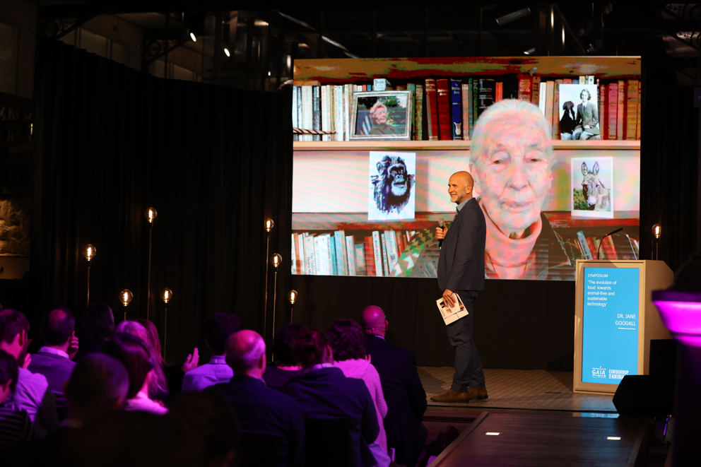 Eerste Belgisch symposium over kweekvlees groot succes, publiek smult van Jane Goodall