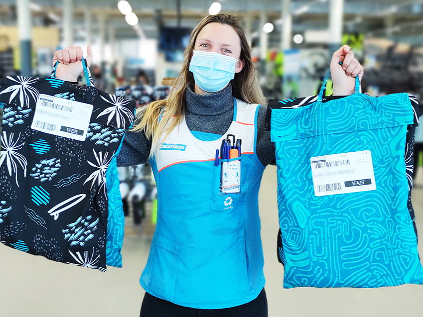 Decathlon start met herbruikbare tas van… zwemkleding
