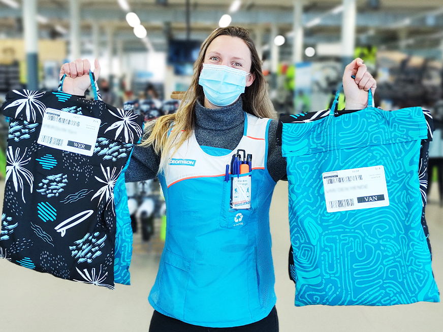 Decathlon lance un sac réutilisable fabriqué à partir de… maillots de bain