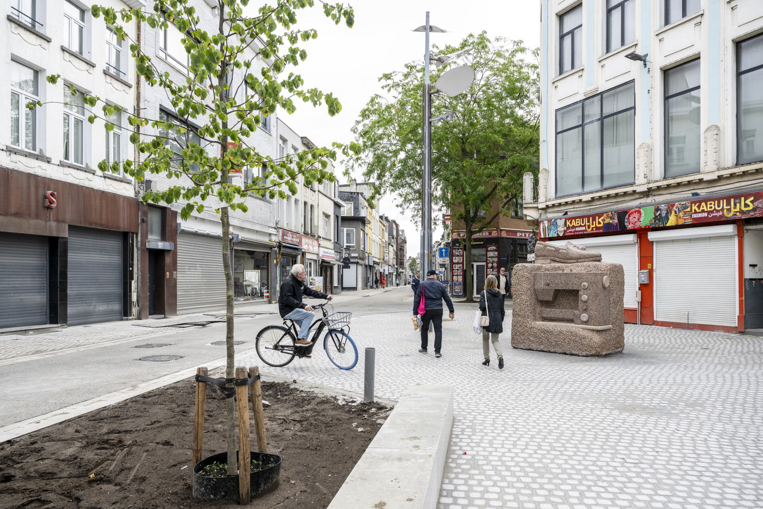 Daniel Dewar & Grégory Gicquel, Granieten rots met courgette, naaimachine en loafer met kwastjes, 2025. Foto Sigrid Spinnox