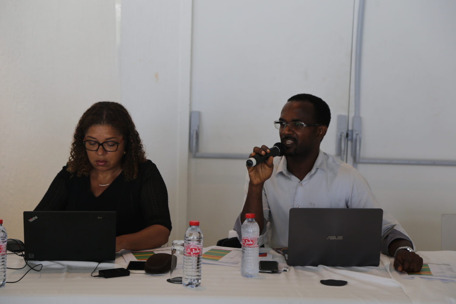 De gauche à droite : Christiane BOURGEOIS, Directrice de la Coopération Internationale au CHU de Martinique et Gille RAGÜEL, Chef de projet et coordinateur INTERREG CARES à l'ARS de Guadeloupe
