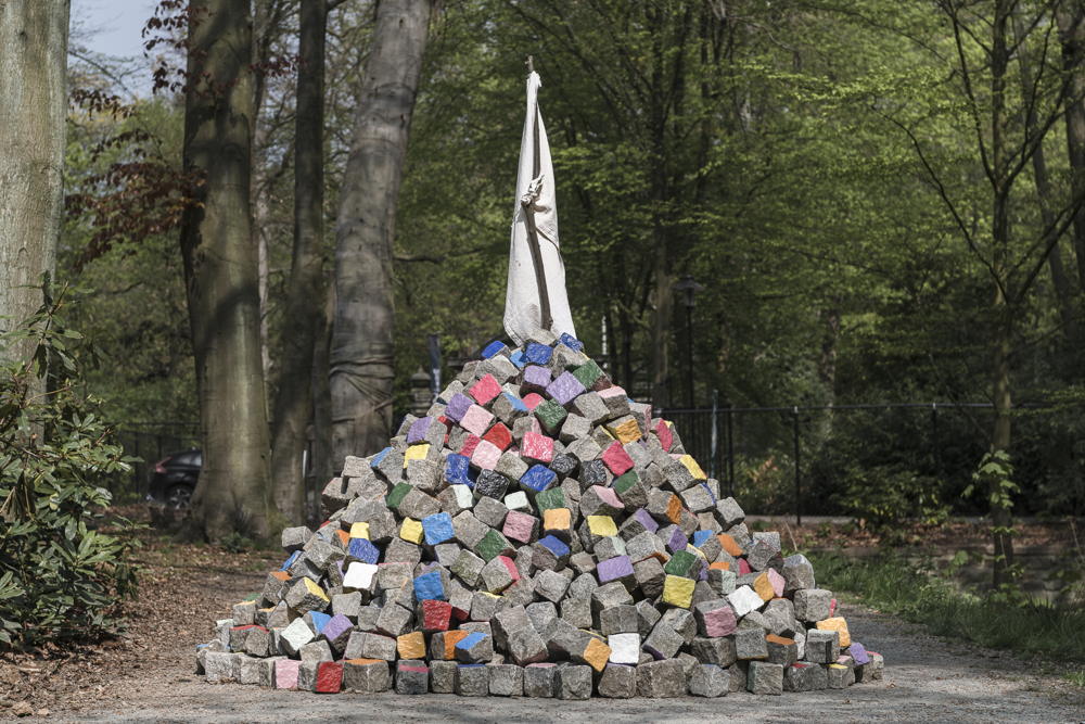 Pascale Marthine Tayou, La Paix des Braves, 2019 / 2021 © The Artist & Galleria Continua. Photo Léonard Pongo