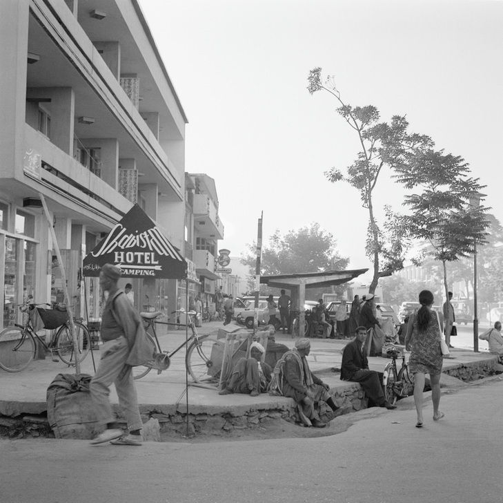 AKG304824 Scène de rue devant l’Hôtel Shabistan à Kaboul en 1971 (c) Paul Almasy / akg-images