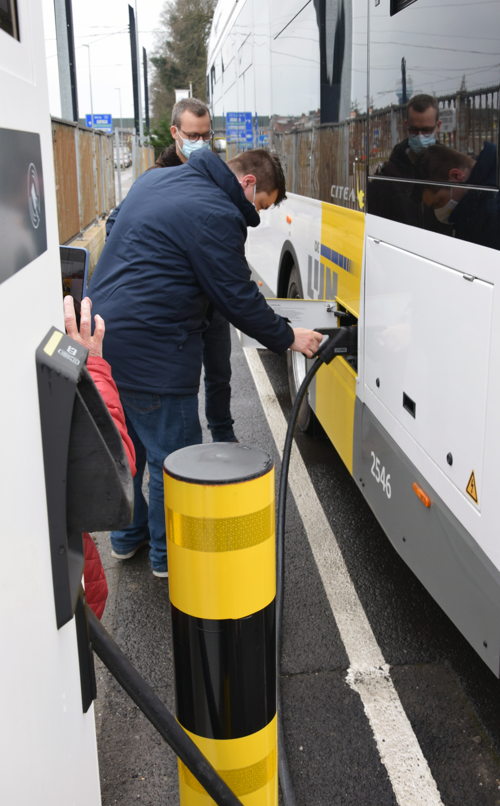 Opladen elektrische bus