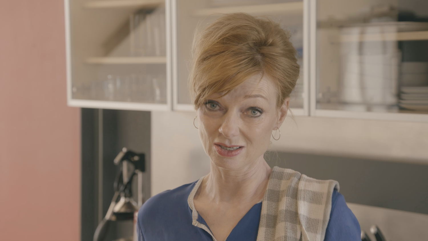 3. Marleen Merckx schotelt Hélène een wormenburger voor
Sorry voor alles (c) VRT