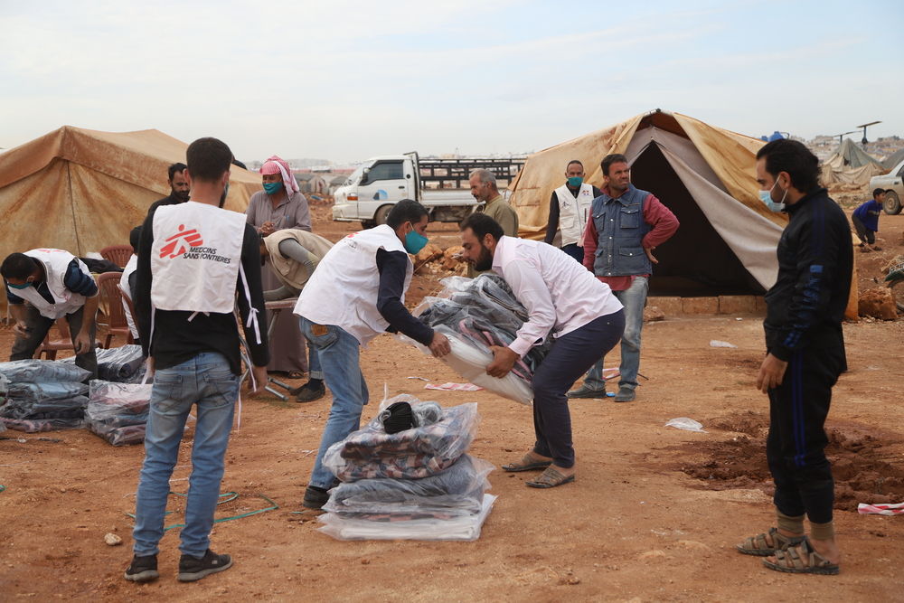 El pasado mes de noviembre, MSF distribuyó kits para afrontar el invierno a más de 14.500 familias de 70 campos del noroeste de Siria. Foto: Abdul Majeed Al Qareh/MSF 