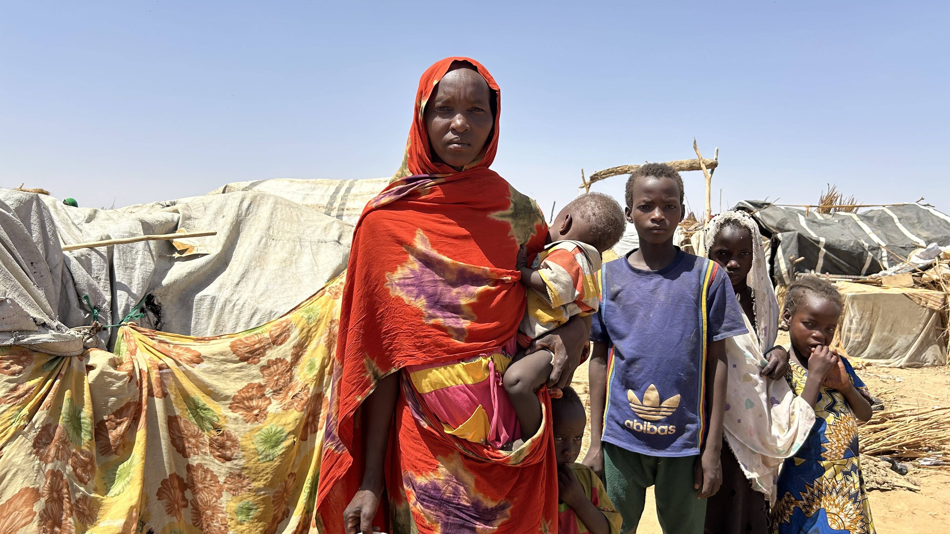 Hace cuatro meses, Khartouma encontró refugio en Adré, al este de Chad, tras huir de la violencia extrema y los enfrentamientos en su pueblo de Ardamata, en Darfur Occidental (Sudán). Con sus seis hijos, de edades comprendidas entre los 9 meses y los 15 años, sigue luchando por vivir en el campamento de tránsito para refugiados de Adré, con un acceso muy limitado a los servicios básicos esenciales. Desde el estallido del conflicto, 550.000 refugiados sudaneses han huido al este de Chad y siguen viviendo en condiciones terribles, con una carencia desesperada de alimentos, agua y sin unas condiciones sanitarias mínimas. Foto: MSF