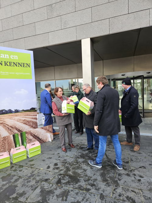 Boxen met lokale producten worden overhandigd