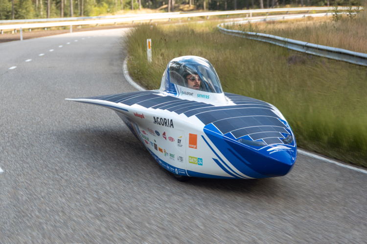 De Belgische zonnewagen op de testbanen van Ford in Lommel.