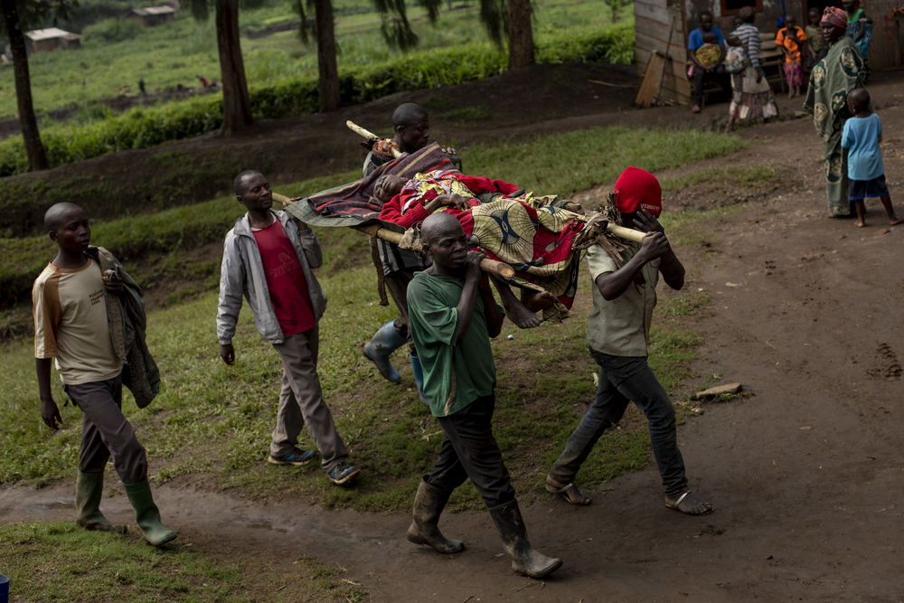Des villageois amènent une femme âgée au centre de santé de Louashi, soutenu par MSF  © Pablo Garrigos/MSF