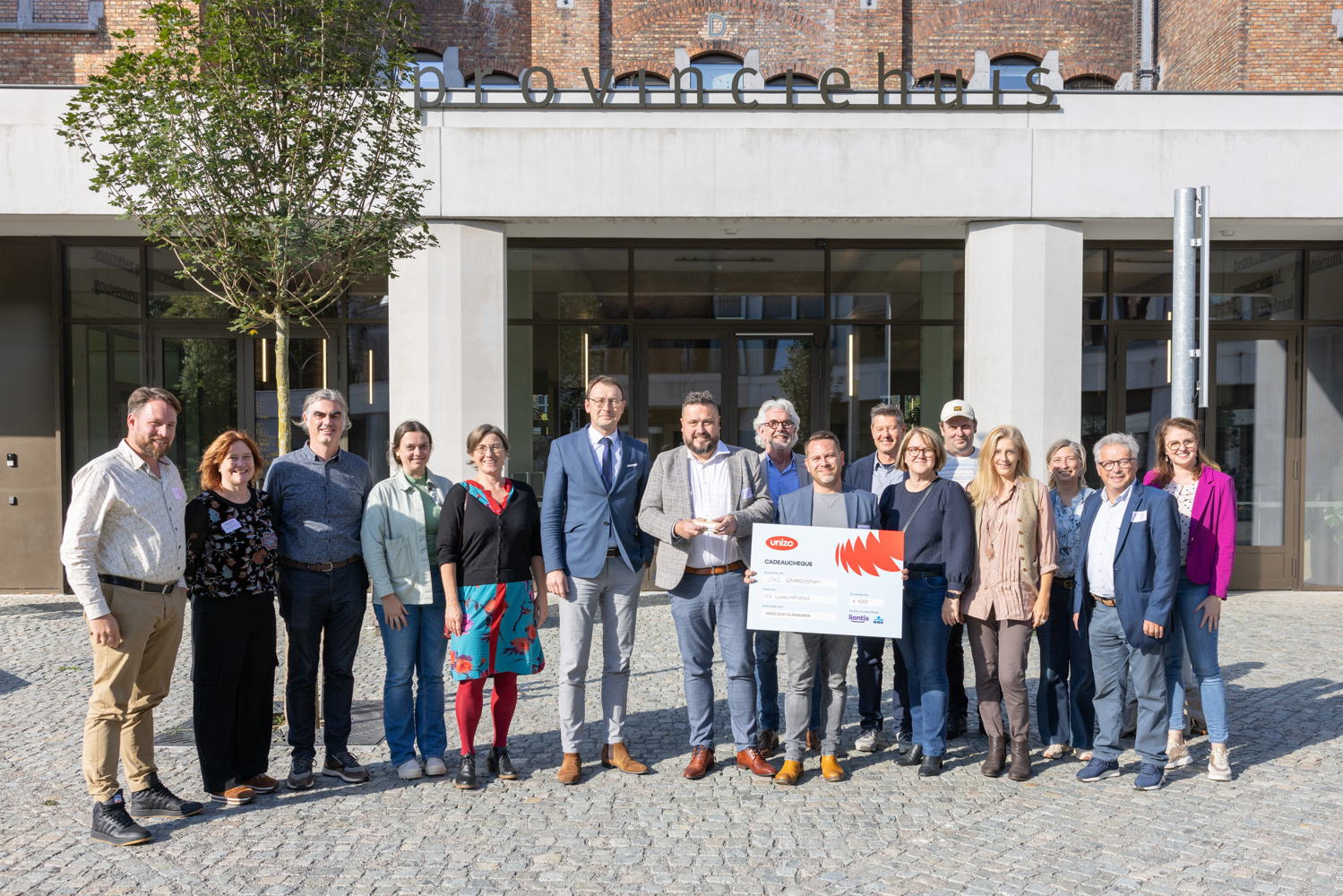 Groepsfoto laureaten en jury Winkelhiergemeente 2024