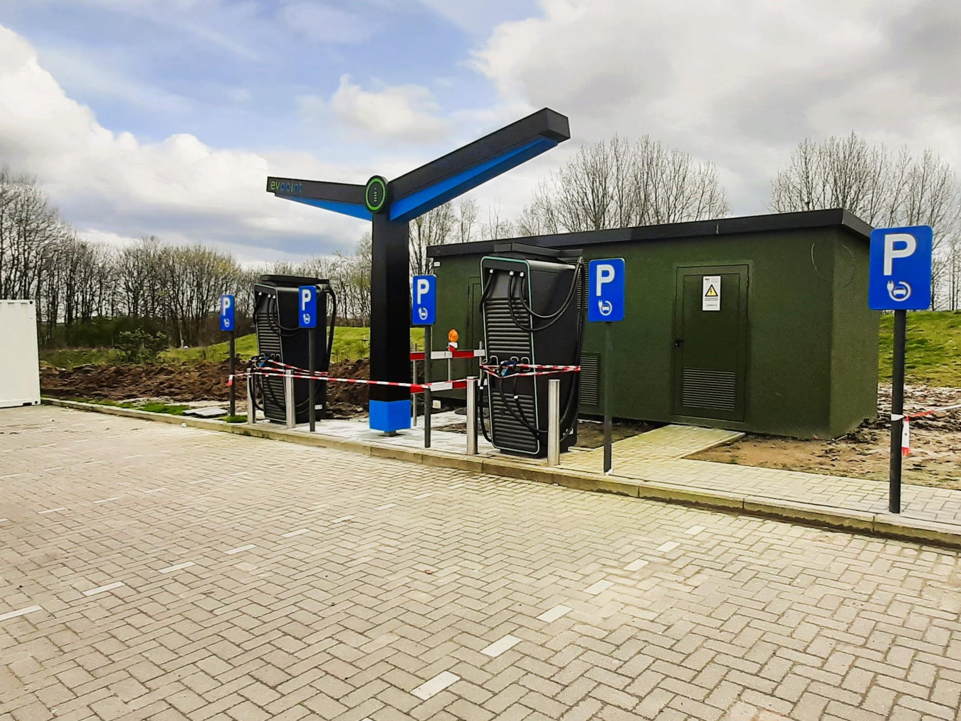 Fluvius legt extra kabels voor nieuwe snellaadstations langs de E40 in Groot-Bijgaarden