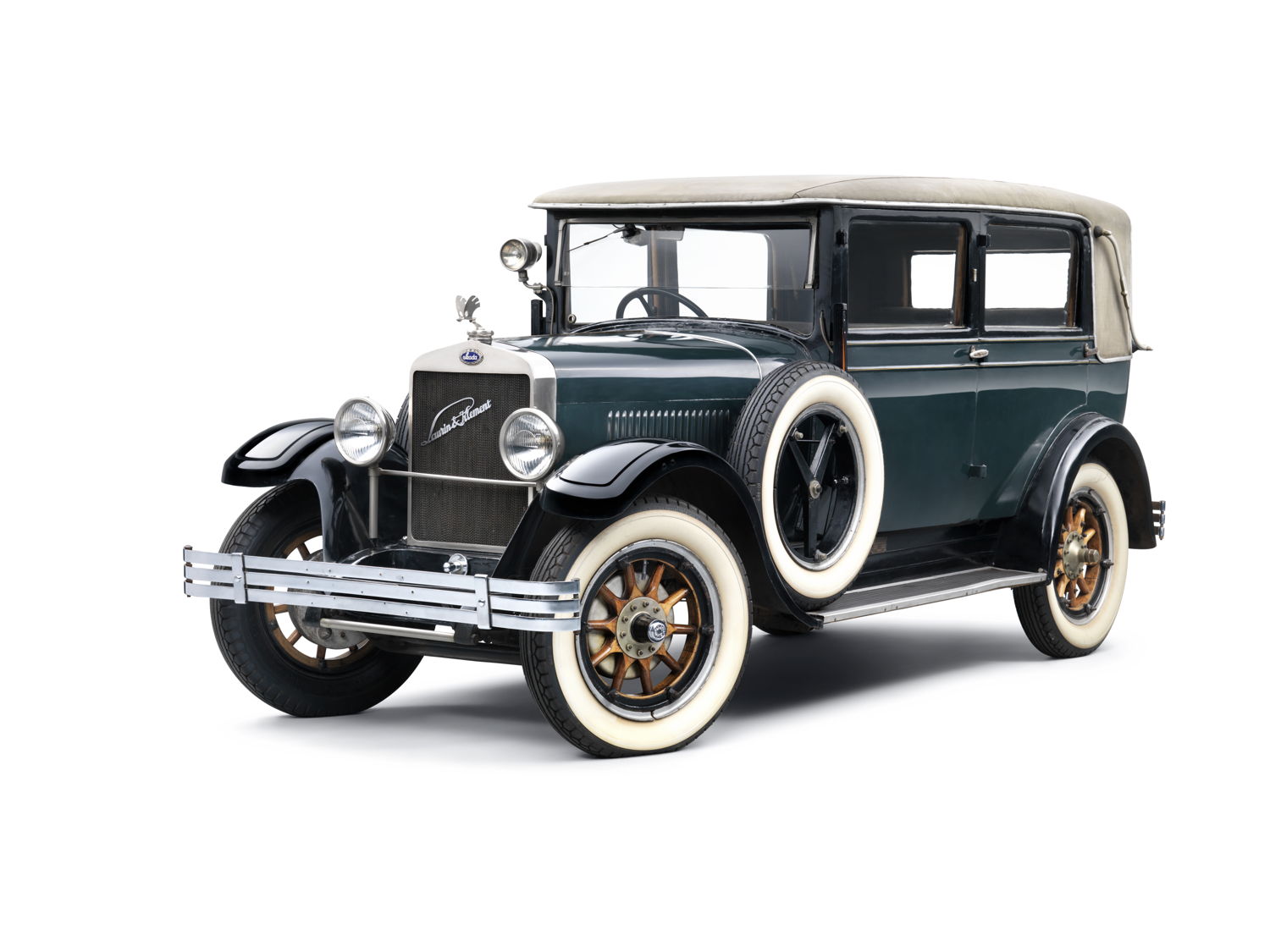 In 1925, the LAURIN & KLEMENT / ŠKODA 110 was
launched, and the car demonstrated the brand’s ingenuity
even back then. This is because the manufacturer used a
uniform ladder-frame chassis with a wheelbase of
2,950 mm. which was available to customers in four
versions with an enclosed body and one roadster version.
