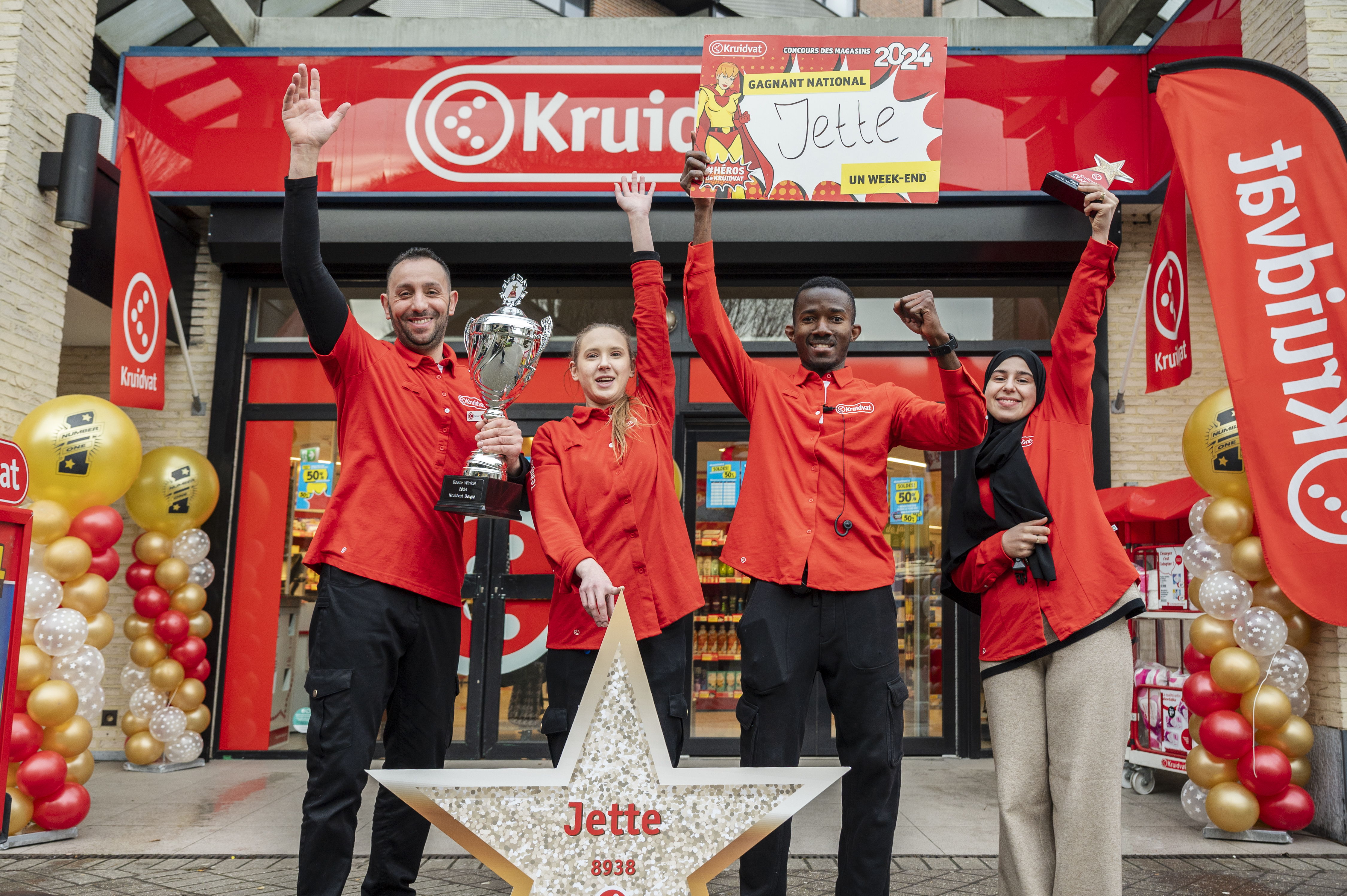 Filiaalmanager Akli Oubraham en zijn team