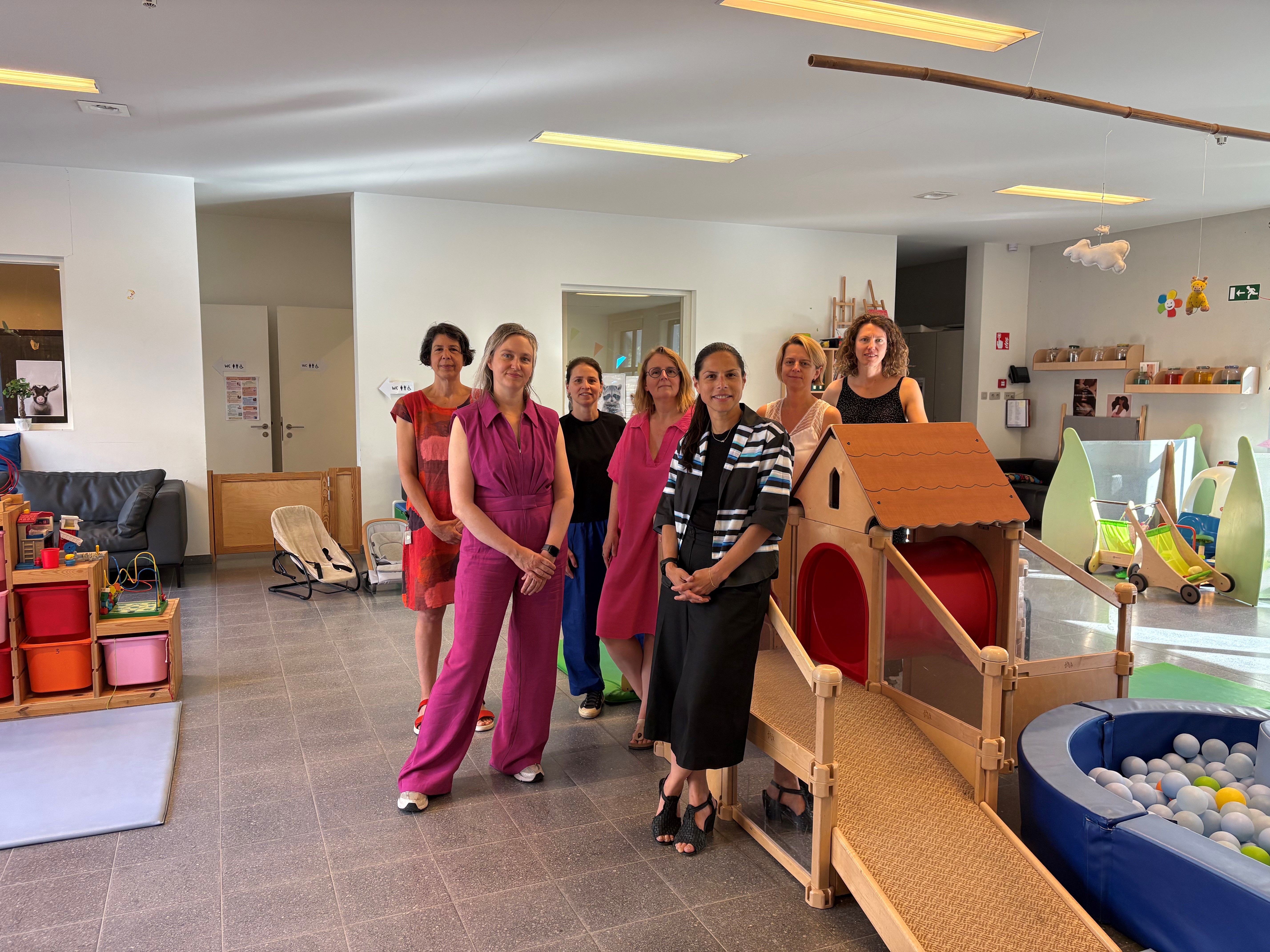 v.l.n.r.: Fabienne Tejpar (Zorg Leuven), Bieke Verlinden (Zorg Leuven en schepen zorg/welzijn), Eline Degraeuwe (Centrum Ganspoel), Diewer van der Meijden (Zorg Leuven), Lalynn Wadera (schepen van kinderopvang), Sarah Tobback (Centrum Ganspoel), Murielle Mattelaer (Centrum Inclusieve Kinderopvang Leuven) v.l.n.r.: Fabienne Tejpar (Zorg Leuven), Bieke Verlinden (Zorg Leuven en schepen zorg/welzijn), Eline Degraeuwe (Centrum Ganspoel), Diewer van der Meijden (Zorg Leuven), Lalynn Wadera (schepen van kinderopvang), Sarah Tobback (Centrum Ganspoel), Murielle Mattelaer (Centrum Inclusieve Kinderopvang Leuven)