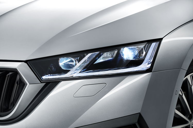 In the new OCTAVIA with optional full LED matrix
headlights, modern LED lighting systems ensure much
safer driving in the dark autumn and winter months.